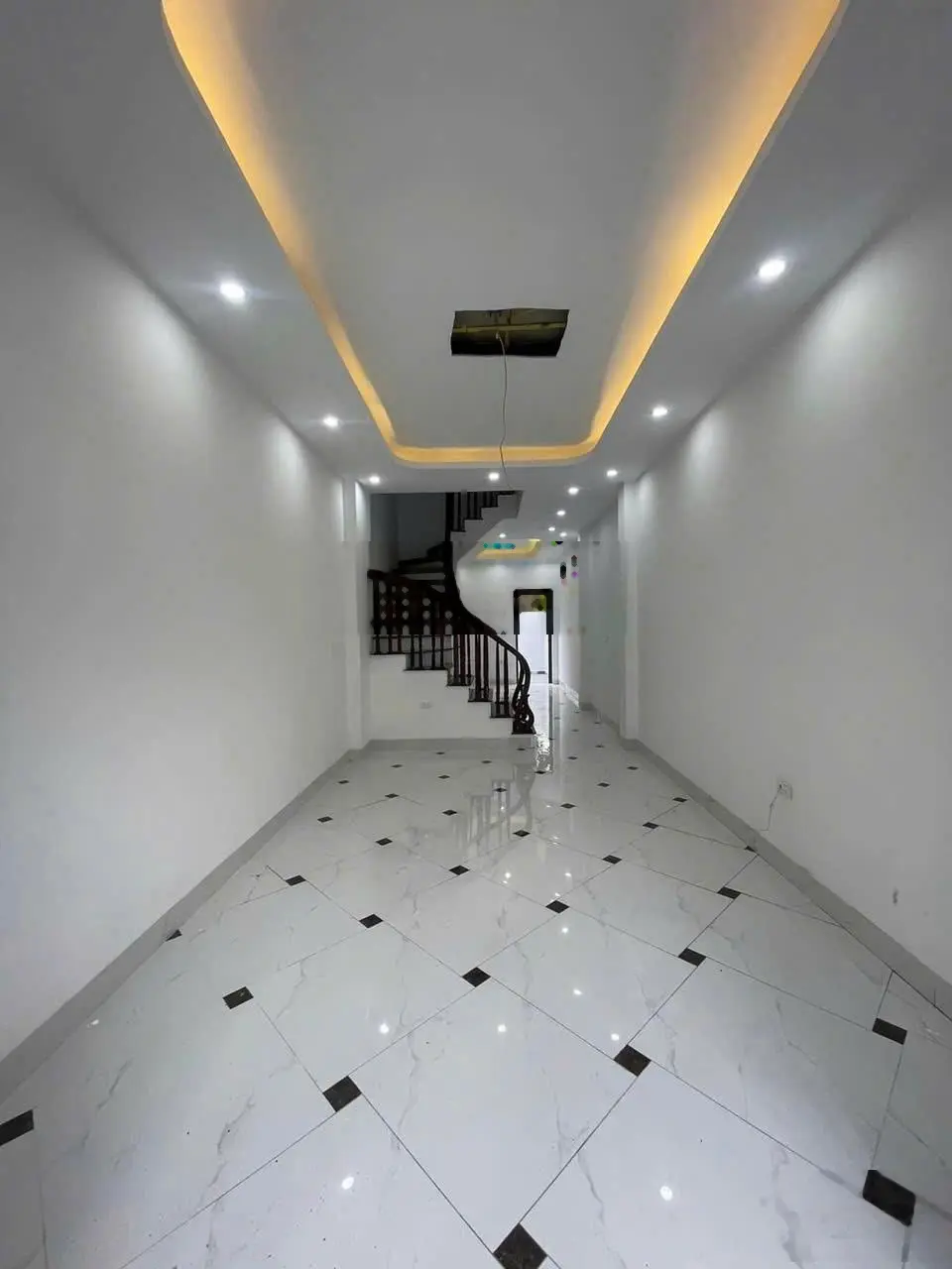 Bán căn 65m2, 4 tầng thiết kế cực đẹp. Ở luôn. Có sân riêng rộng 5m. Gần trục đường chính Đại Thành