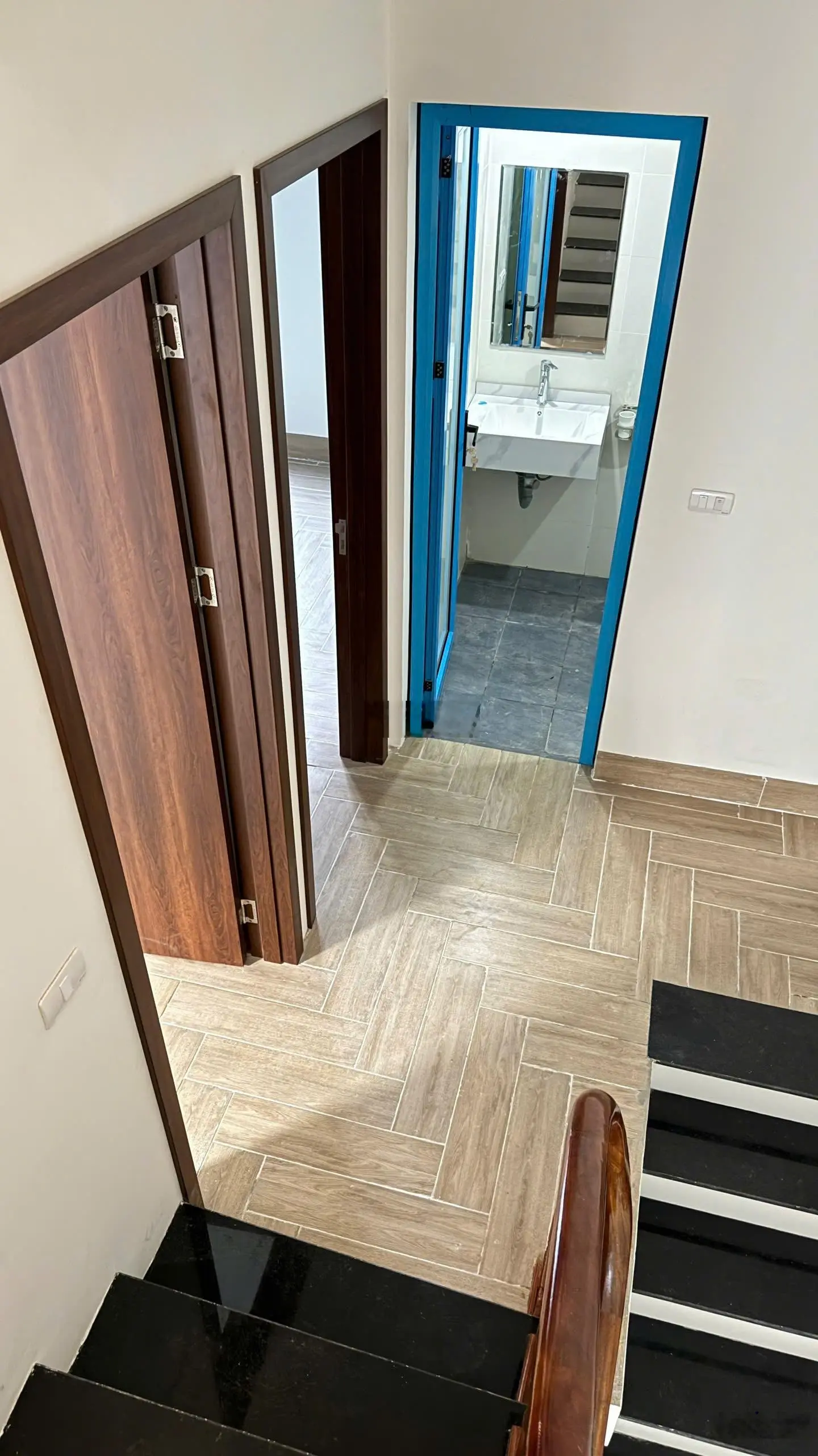 Mình chính chủ bán căn nhà mới xây 3 tầng 42m2 sân 16m,ô tô đỗ sân, sát vành đai 4, nội thất cơ bản