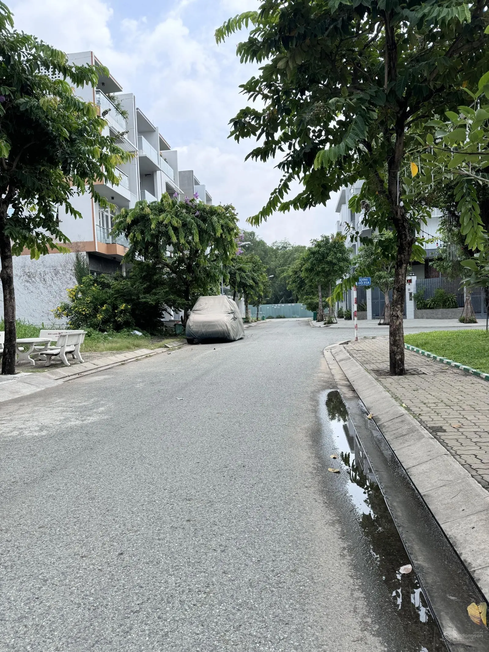 Cần bán nhà phố Dương Hồng 5x20m (hầm - 3 tầng), nhà thô giá 10,8tỷ, Bank hỗ trợ vay 8,6tỷ