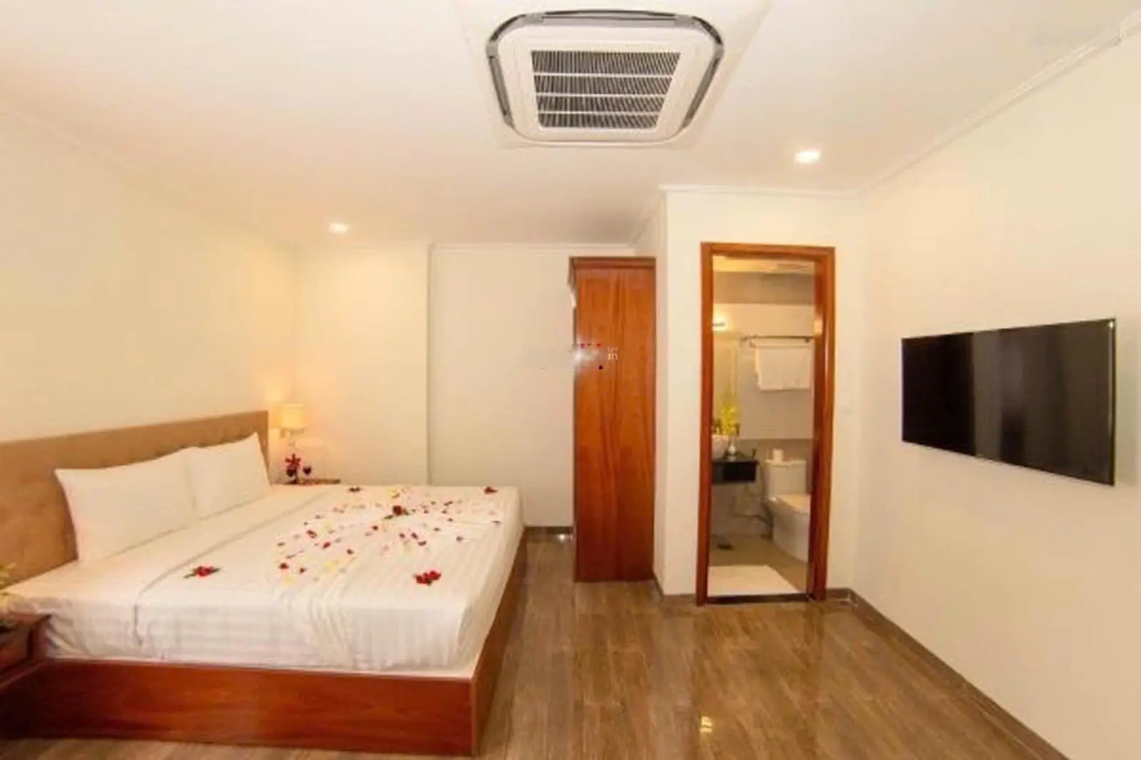 Cần bán khách sạn 7 tầng khu Quân Trấn (khu phố Tây sầm uất) - Giá chỉ 17tỷ (thương lượng)
