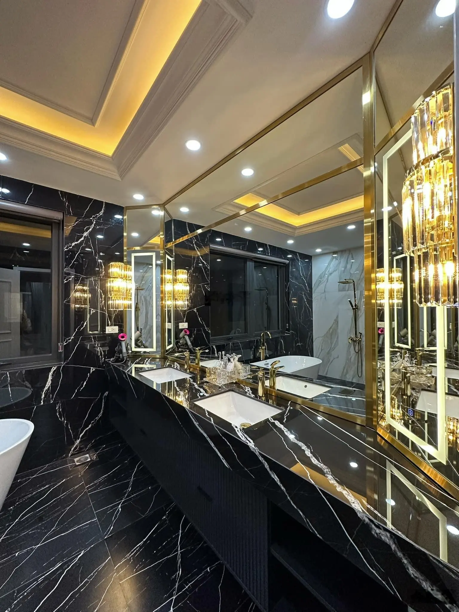 Bán nhà khu Lão Thành Cách Mạng, lô góc, 300m2, 5T, MT 18m, nội thất Luxury đẳng cấp thượng lưu