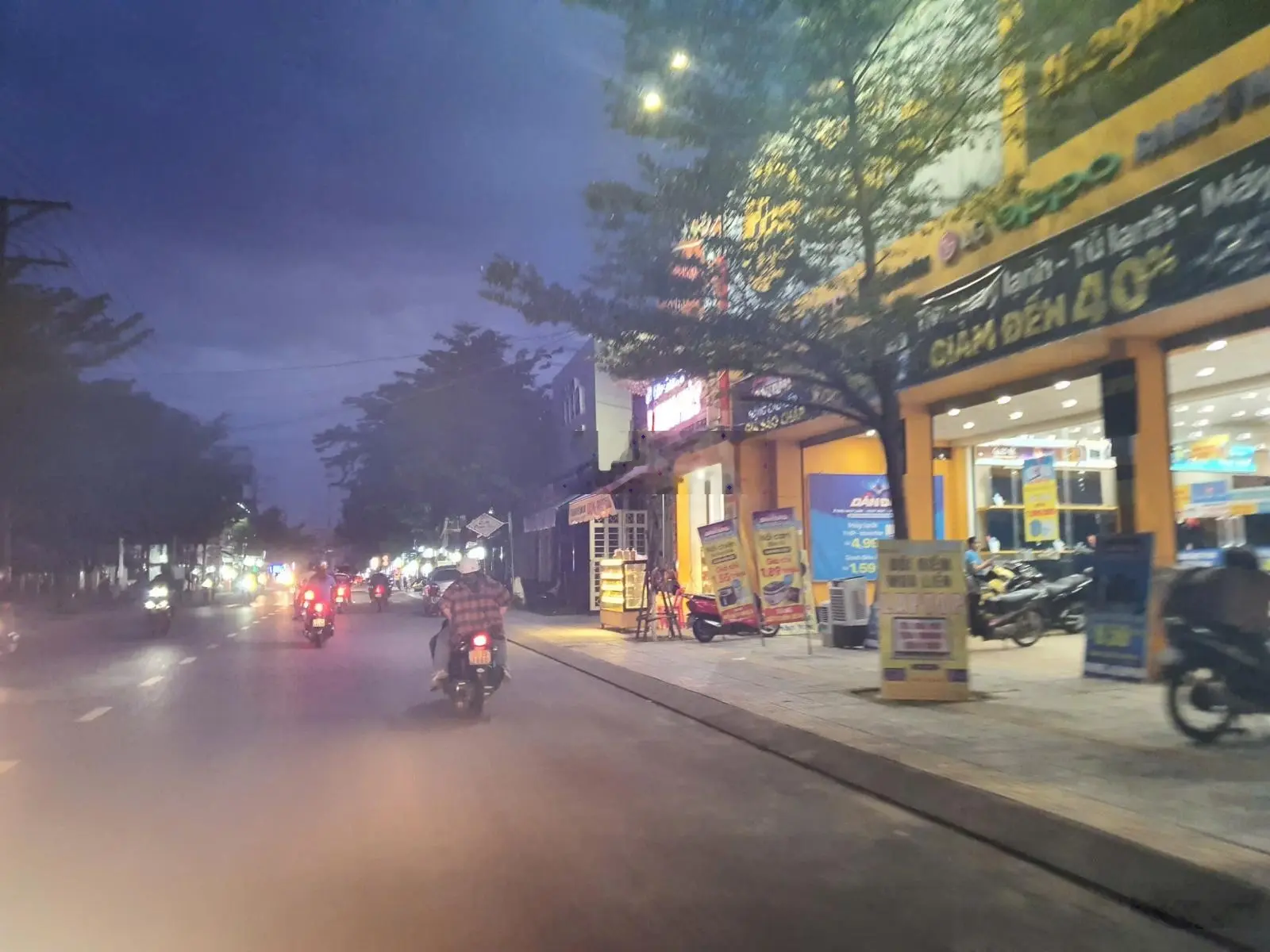 Nhà mặt tiền Nguyễn Văn Linh vị trí siêu đẹp, 2 tầng, 62m2, 5,x tỷ, kinh doanh sầm uất