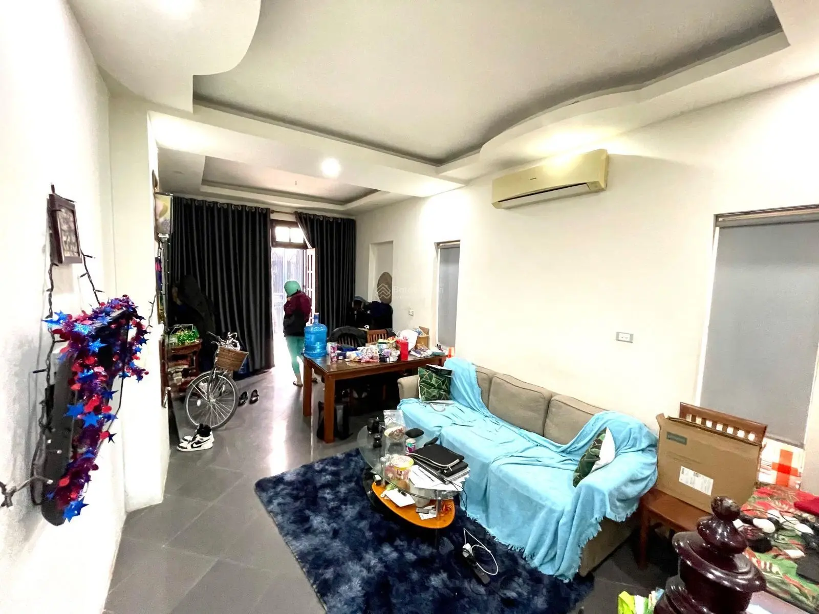 Bán căn nhà ngõ 31 Xuân Diệu đang cho Tây thuê. DT 73m2 x 3 tầng, MT 6m, lô góc