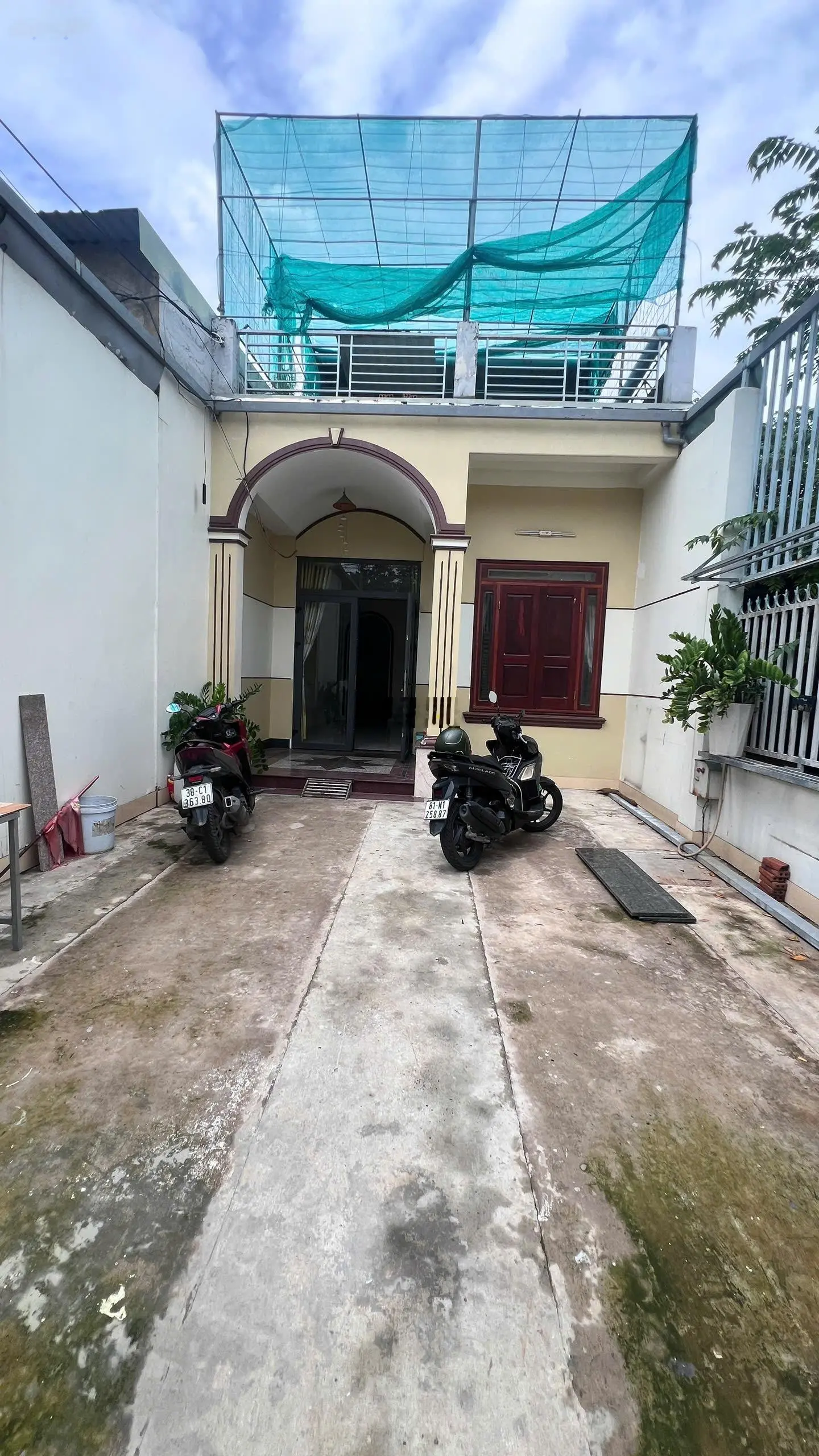 Cần bán gấp nhà 1 trệt 1 lầu 171m2 đất, có 120m2 thổ cư mặt tiền đường nhựa ĐX 006 sân oto
