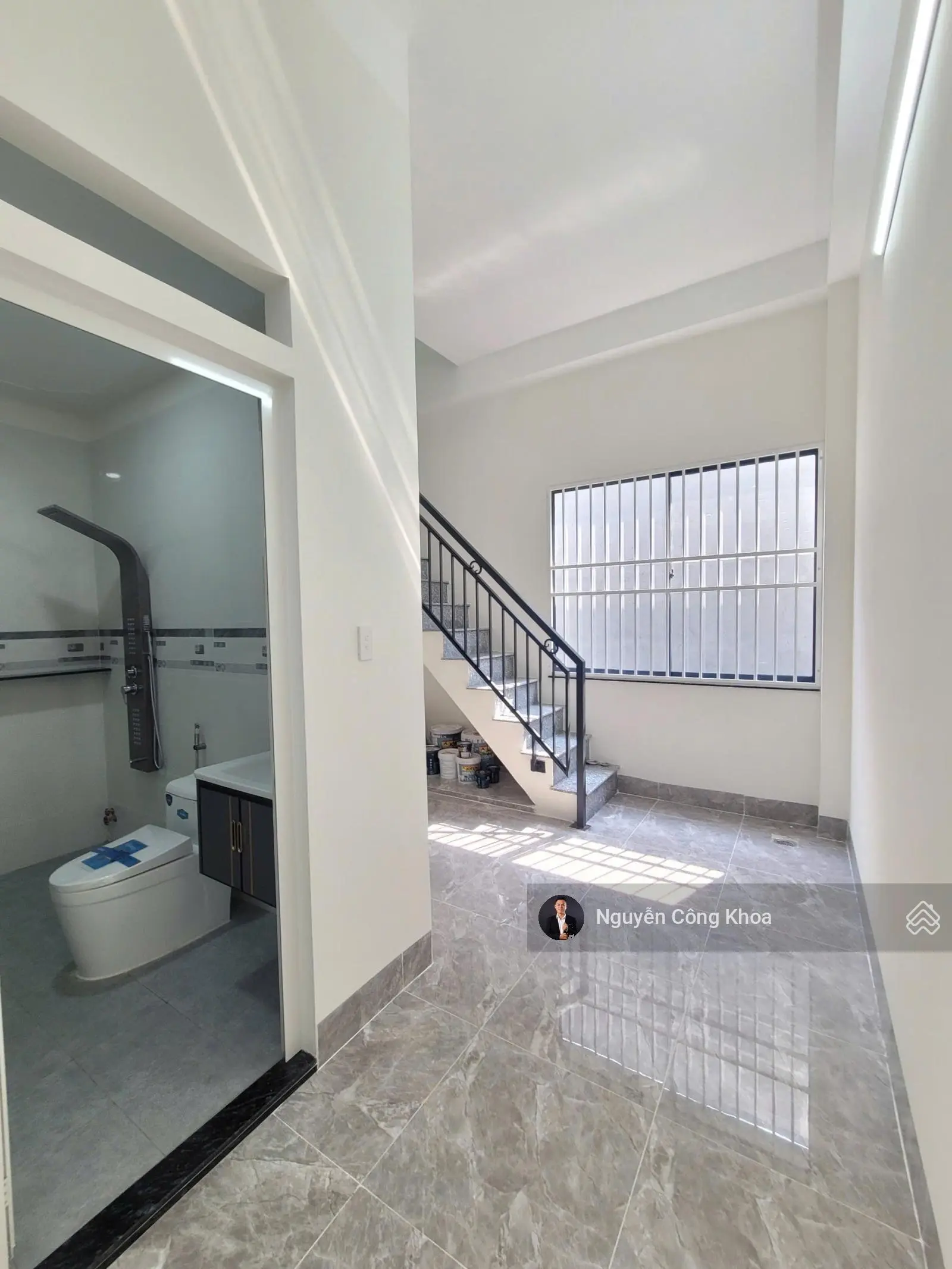 Bán nhà đúc 3 tấm tân cổ điển, sân ô tô, 3 phòng ngủ, 4WC, KDC gần TTYT P. Tân Đông Hiệp, Dĩ An