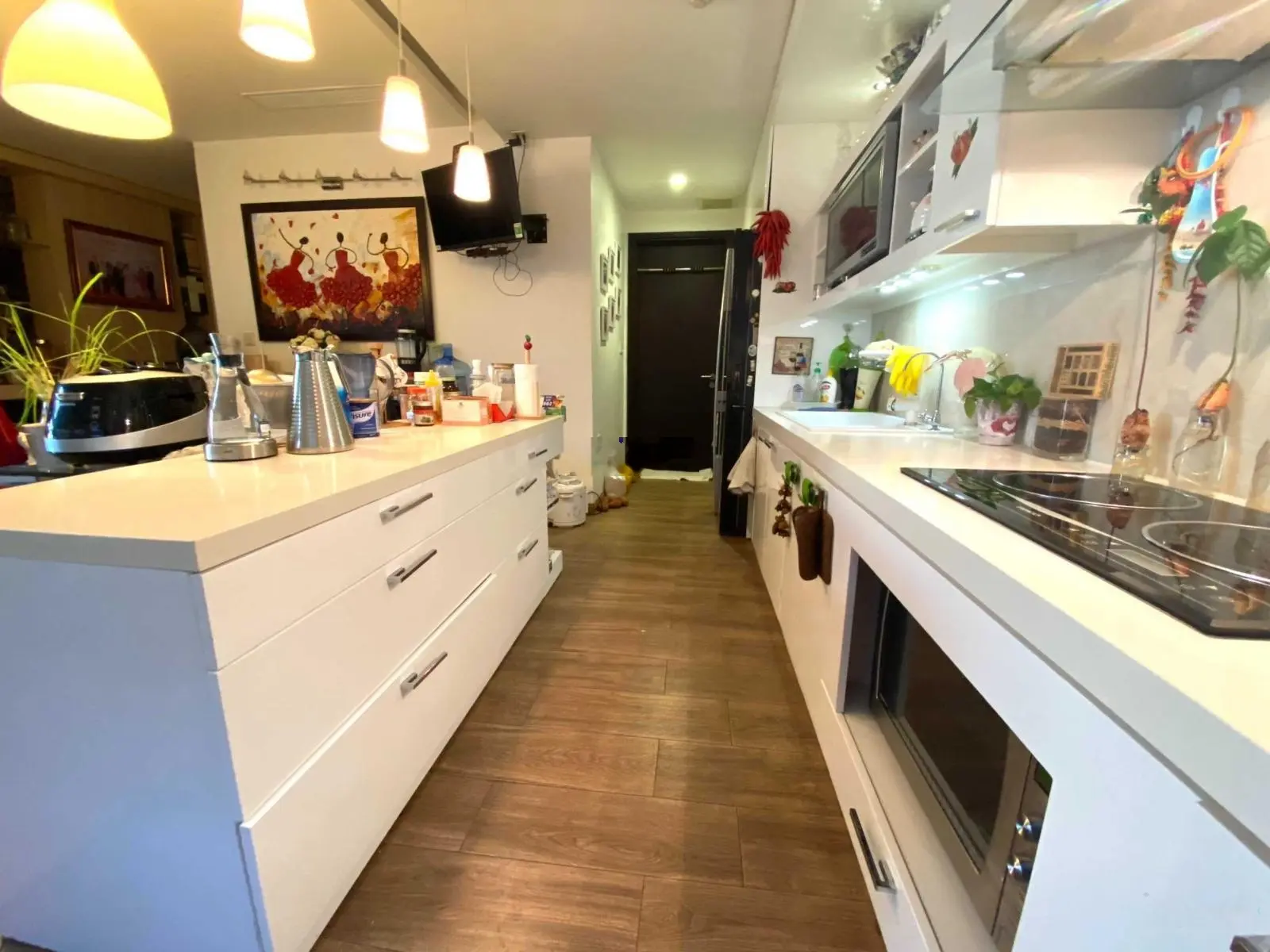 Chuyển nhà xuống biệt thự nên gia đình tôi đang cần bán gấp căn hộ 130m2 tòa B1 full nội thất đẹp