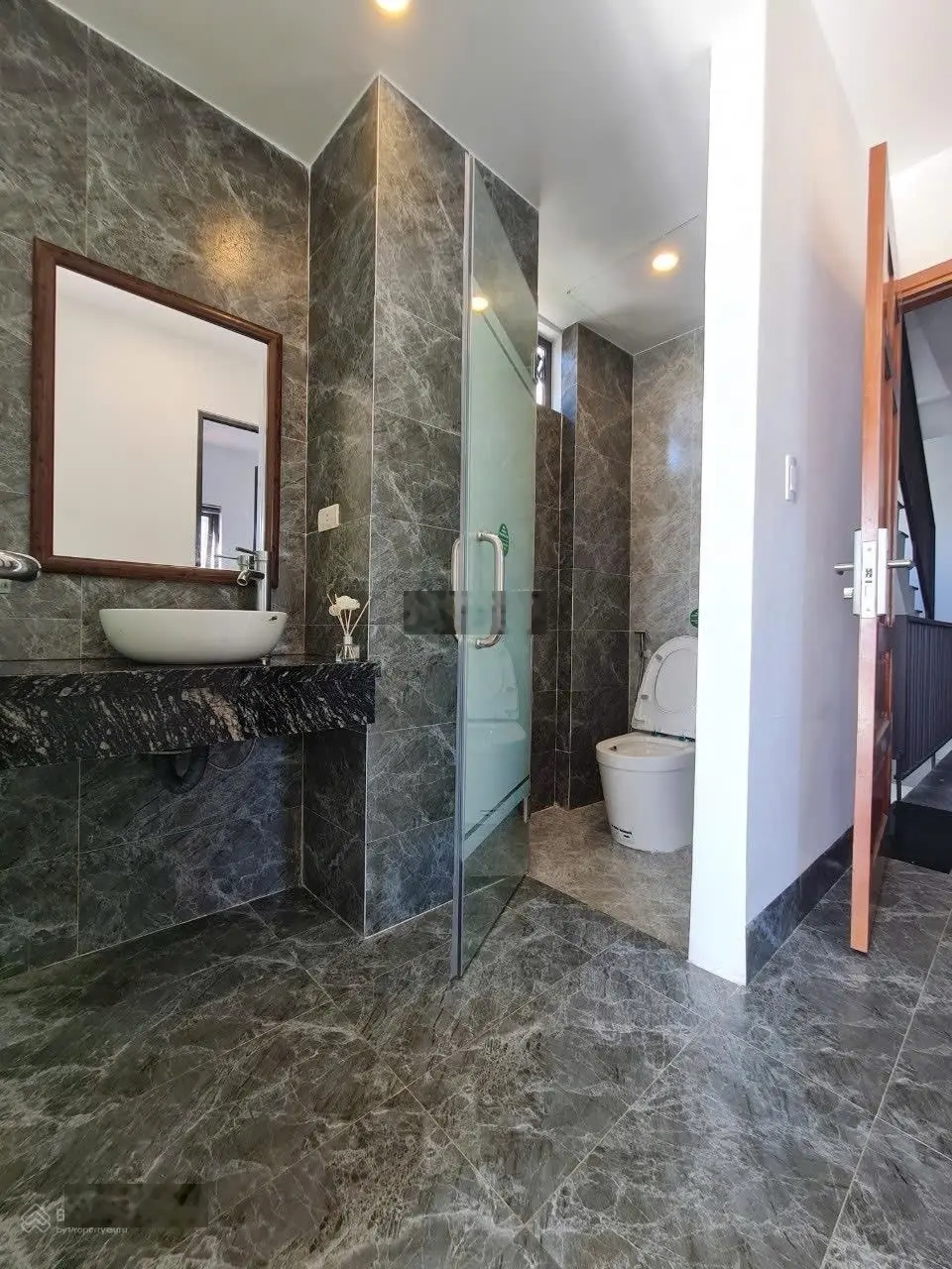 Bán toà căn hộ 8 tầng view cầu Rồng - ngay sát chợ đêm - doanh thu khủng - giá cực tốt