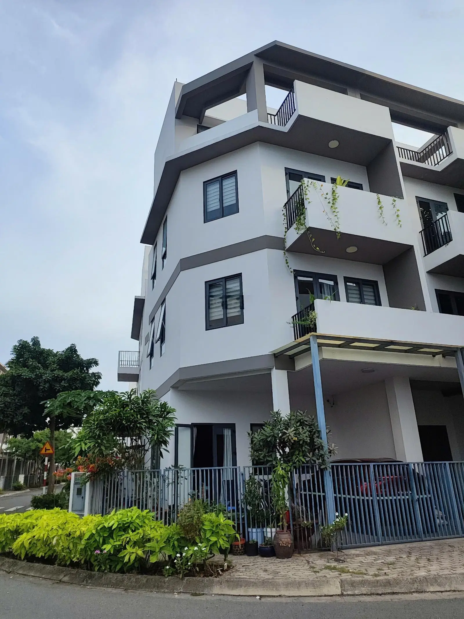 Cần bán nhà 4 tầng mặt tiền công viên rông 6000m2 tại Bến Lức, Long An