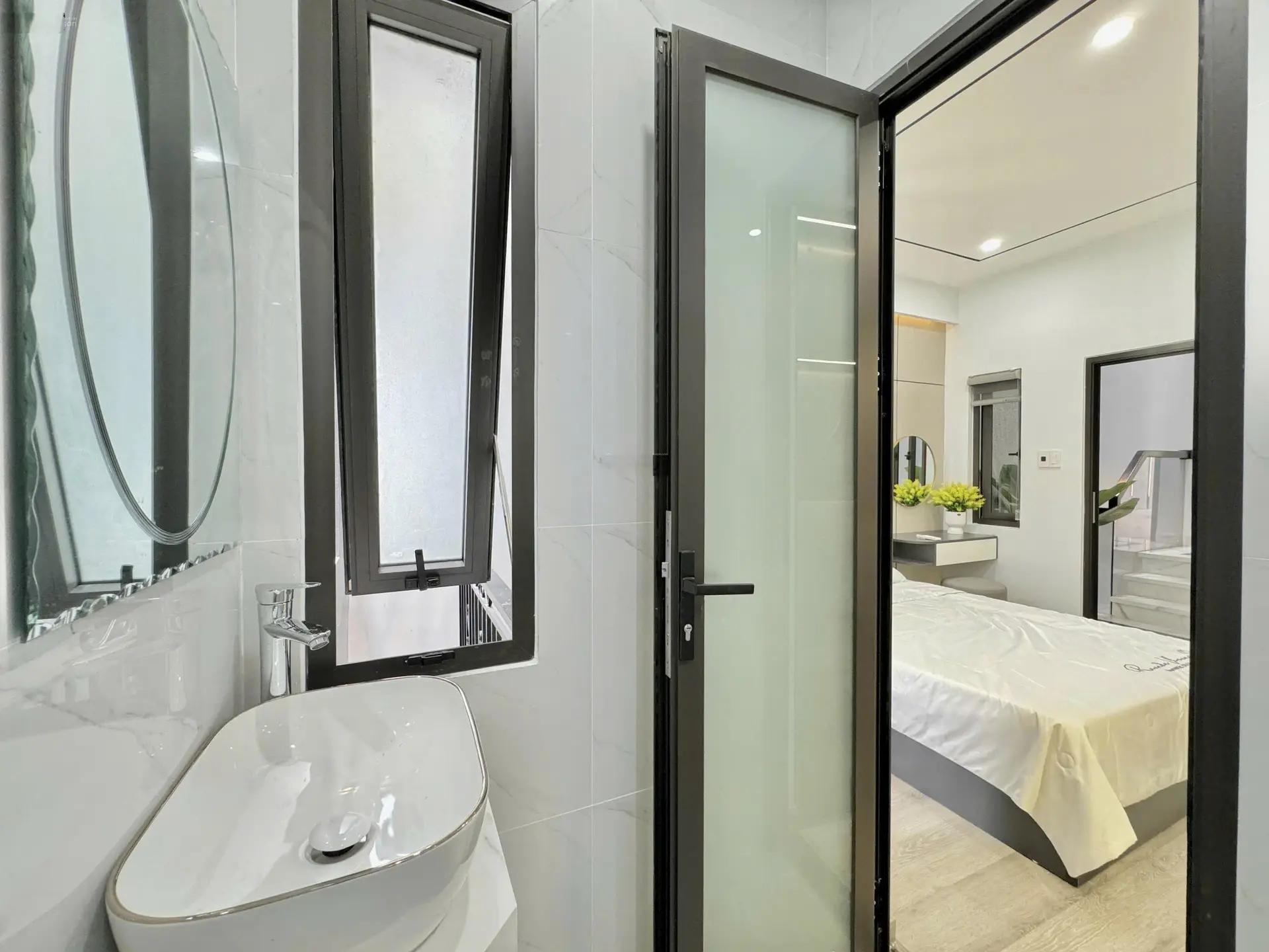 Nhà đẹp Đà Nẵng - Bán nhà 3 tầng Tân Cổ Điển, 3PN, tặng full nội thất, sân oto