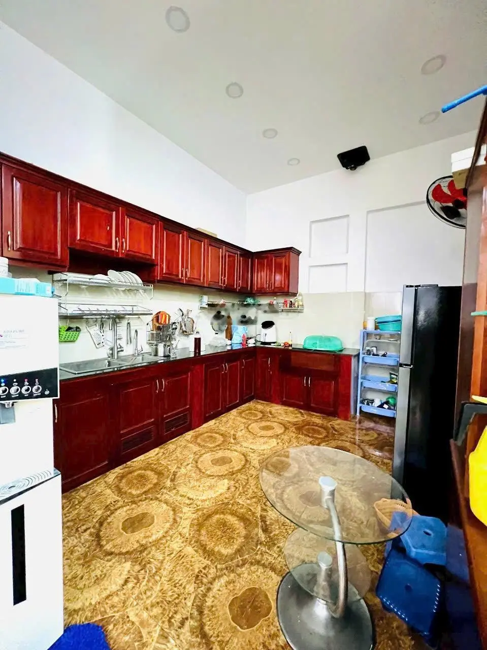 Bán gấp nhà DT 217m2 thổ cư mặt tiền đường 12m, nhà đẹp ở ngay, sân đậu xe hơi, sổ hồng chính chủ
