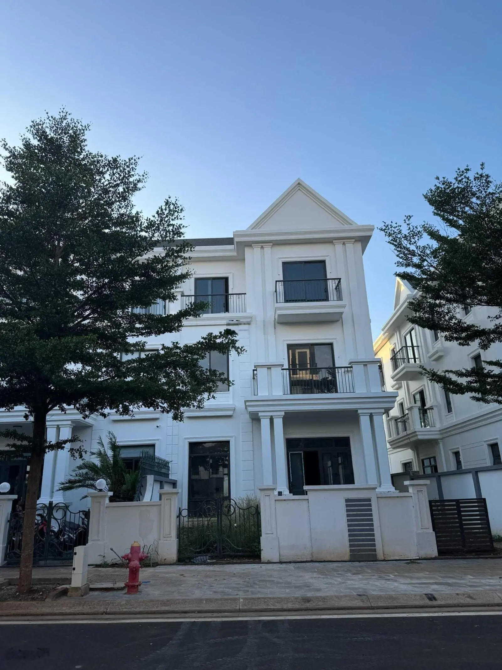 Biệt thự song lập 2 mặt tiền 250m2, giá tốt, đã nhận nhà, hỗ trợ bank 3 bên chỉ từ 9. X tỷ