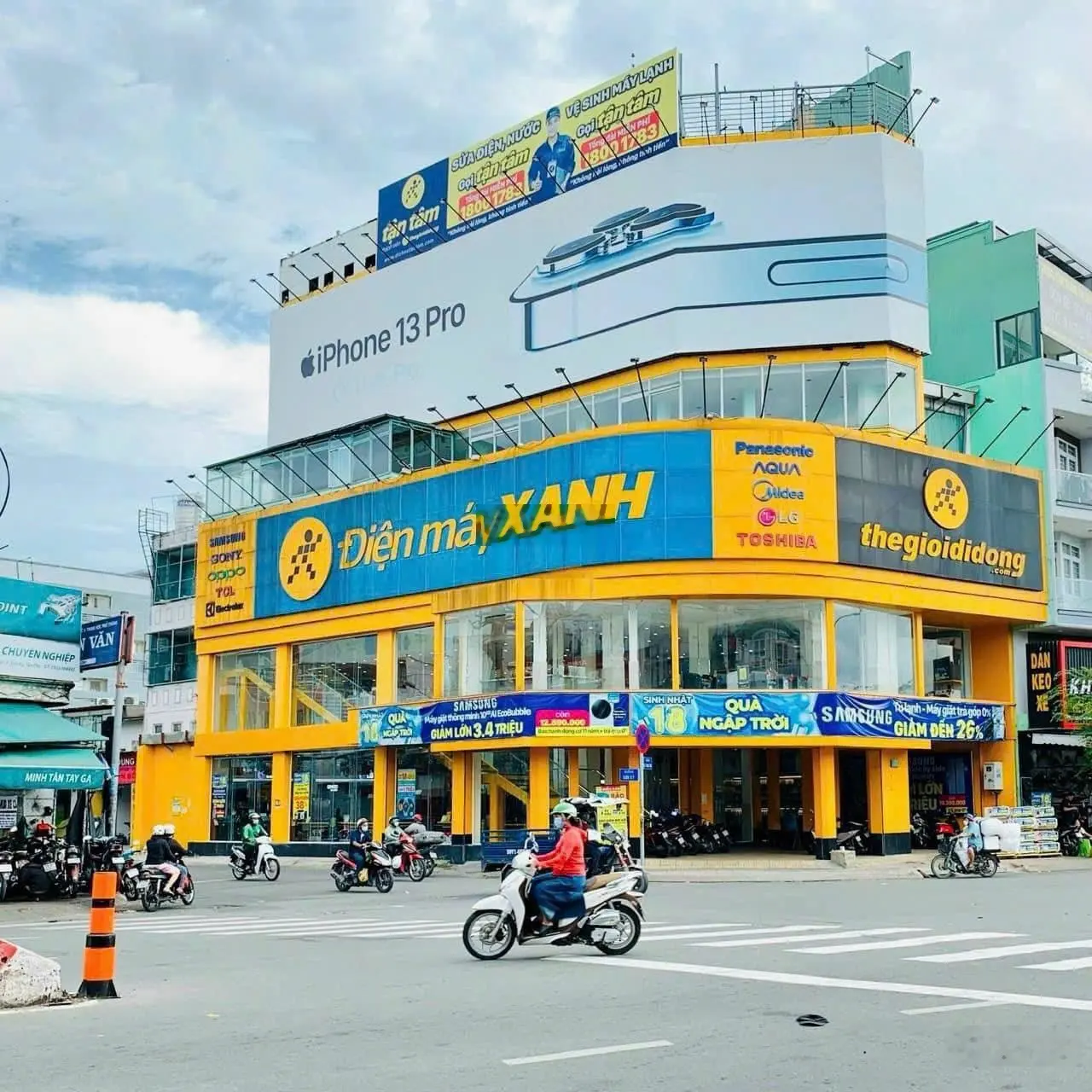 Bán nhà góc 2 mặt tiền Trần Hưng Đạo, Quận 5. DT: 9x17m - 2 tầng - giá bán: 50 tỷ TL