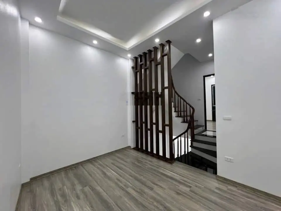 Chị gái đi nước ngoài cần bán gấp nhà 5 tầng 35m2 ngõ rộng cách ô tô 50m, MT 4.12m, giá nhỉnh 4 tỷ