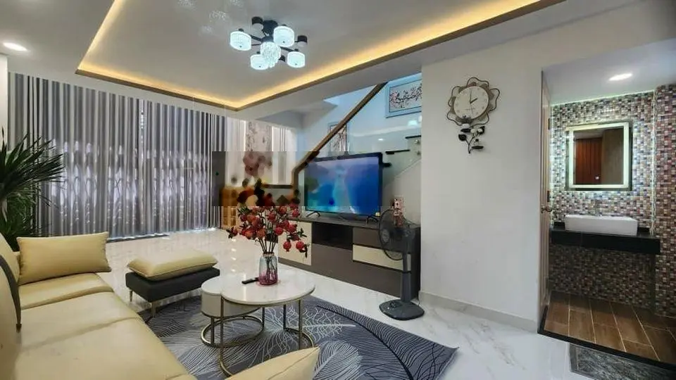 Nhà chính chủ cần bán ngay MT Nguyễn Thị Hương DT 60m2 giá 1 tỉ 762 đang sẵn bộ nội thất