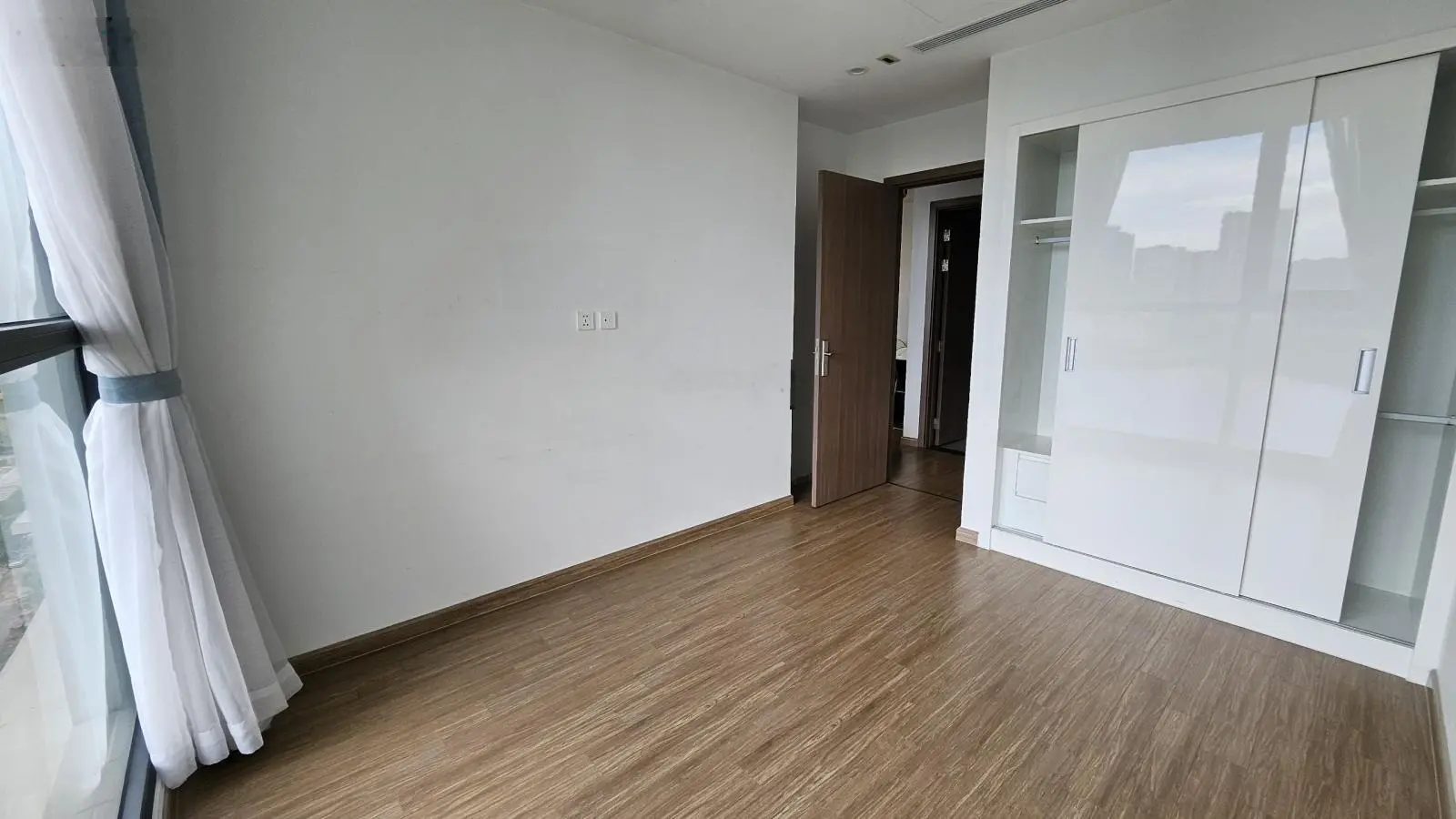 Bán căn hộ 3PN 105m2 view hồ Vinhomes Sky Lake. Giá 10.5 tỷ. LHTT: 0852 891 ***