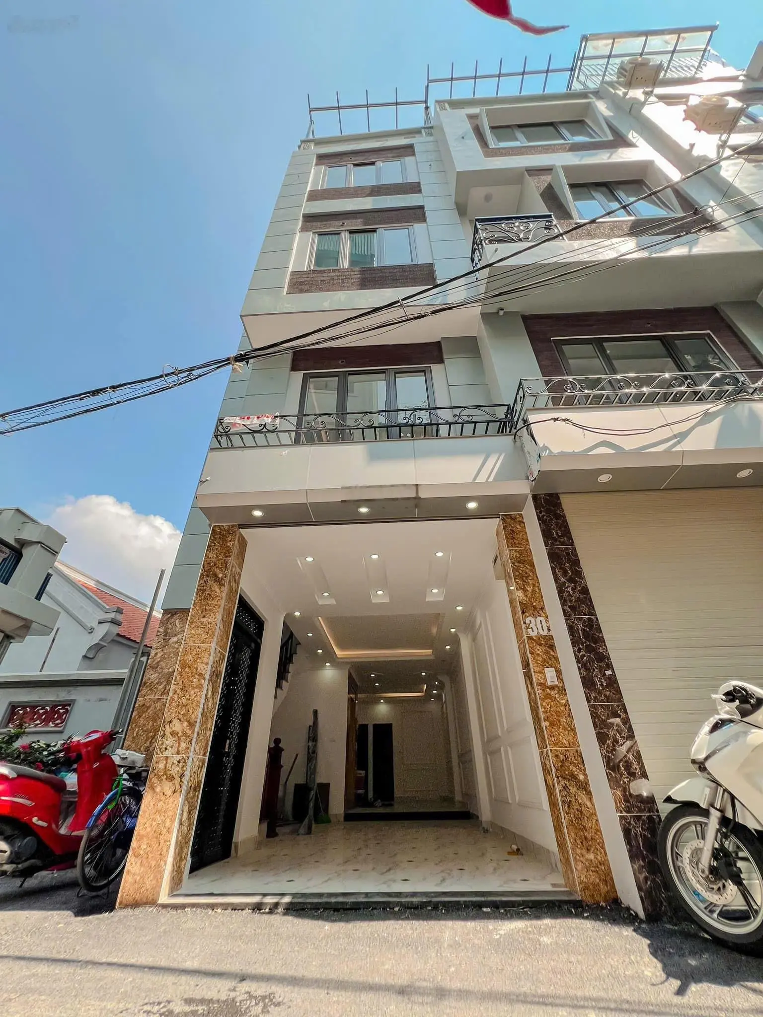 Bán nhà 5 tầng Hoàng Mai, DT 50m2, mặt tiền 4,8m, ô tô đỗ cửa, có thang máy, view hồ, giá 11,5 tỷ