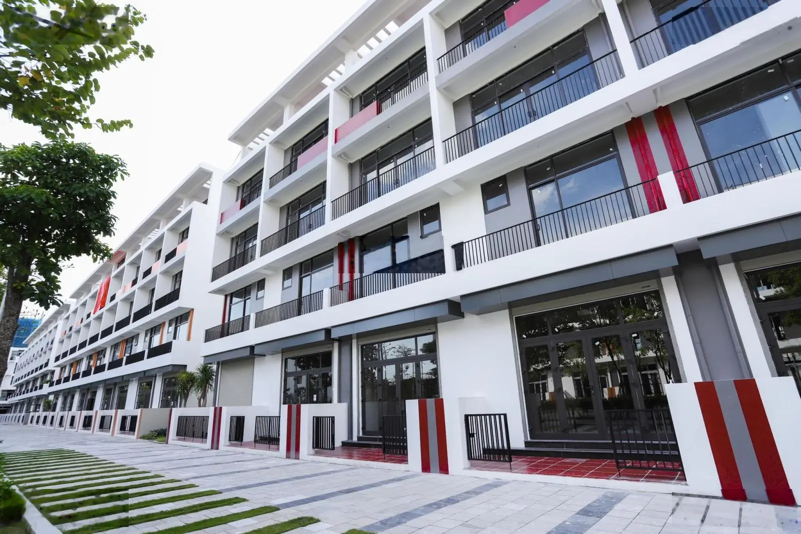 32 Tỷ có căn góc 150m2, 560m2 sử dụng, mặt tiền 5 mét, mặt phố Đức Giang rộng 20 mét. 0919185809