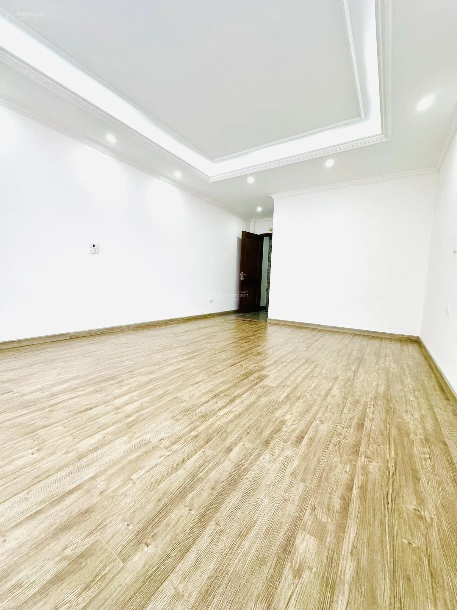 Đẹp nhất Cầu Giấy - nhà xây mới - kinh doanh - hai mặt thoáng - gara ô tô - 7 tầng - thang máy