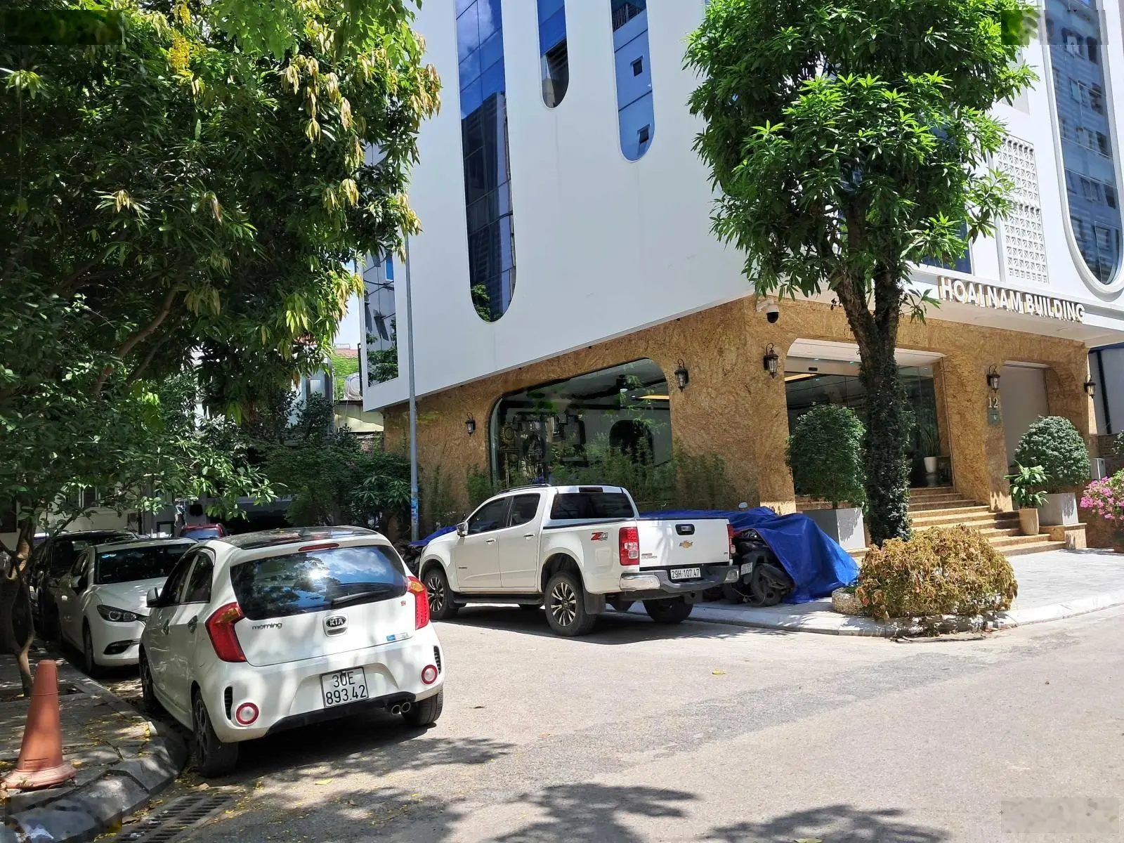 Bán gấp biệt thự phố Dịch Vọng Hậu, Cầu Giấy, diện tích gần 300m2 lô góc 3 thoáng, giá thương lượng