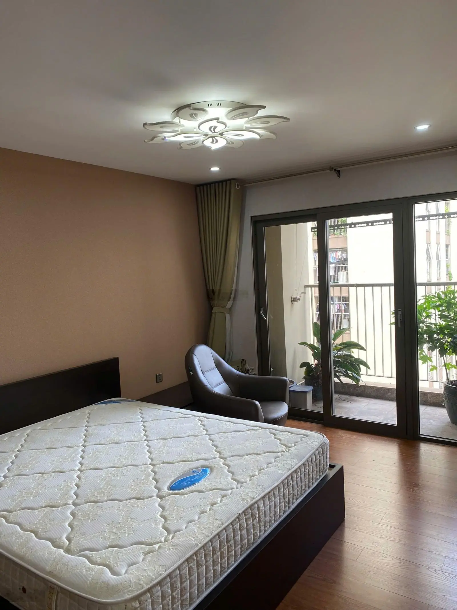 Bán căn hộ chung cư CC Home City Trung Kính, tầng 19 tòa V1. 100 m2 3 ngủ 2 wc. Giá 7,8 tỷ