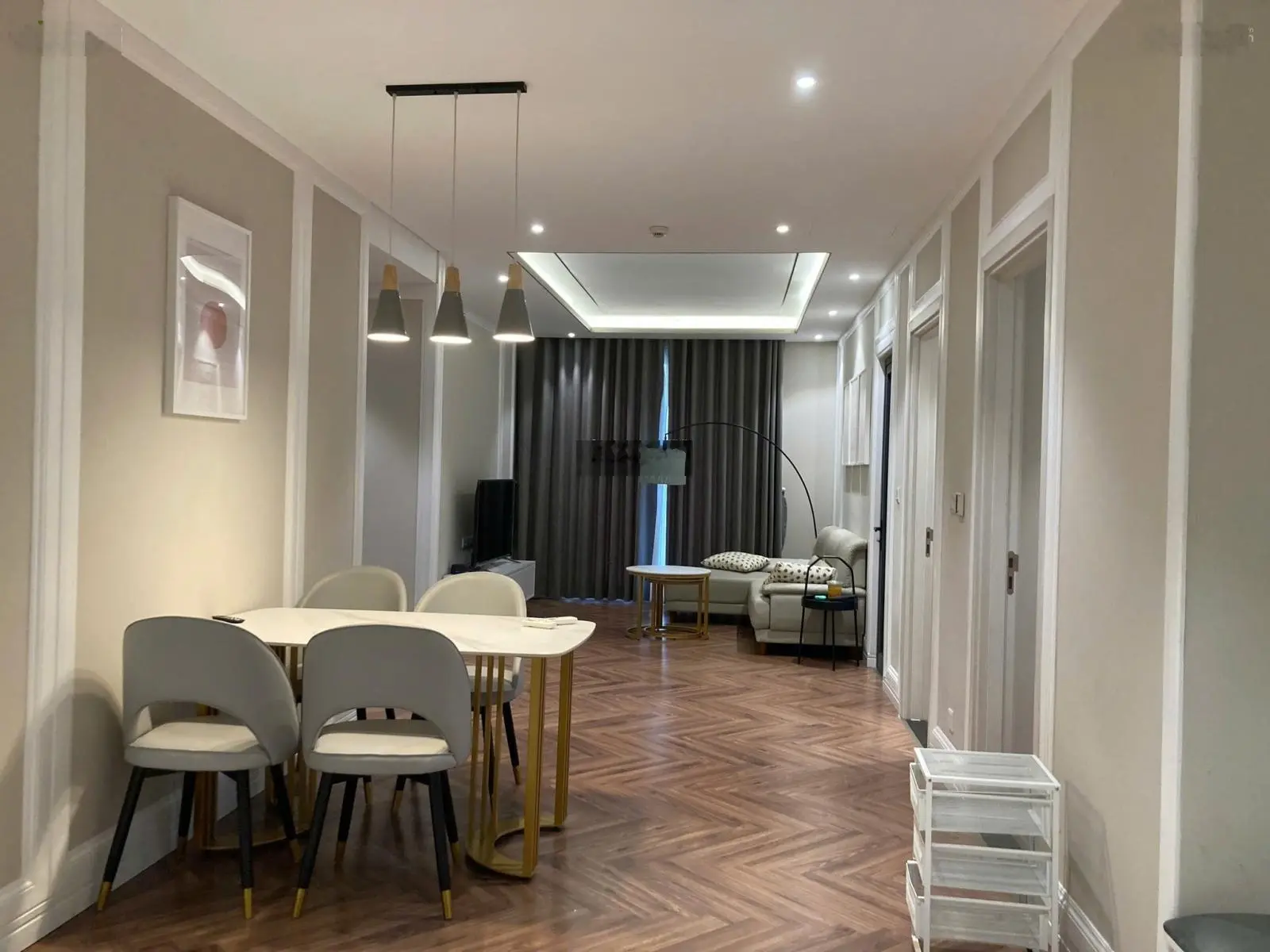 Cần bán gấp căn hộ 2 phòng ngủ 72m2 đang cho người nước ngoài thuê 25tr/ 3 tháng