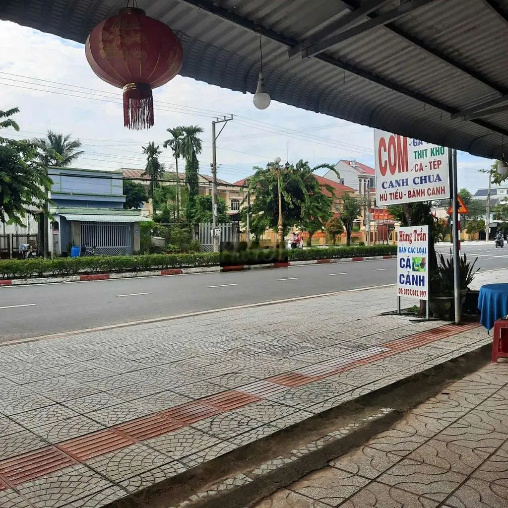 Đất mặc tiền kèm nhà lớn rộng rãi thoáng mát