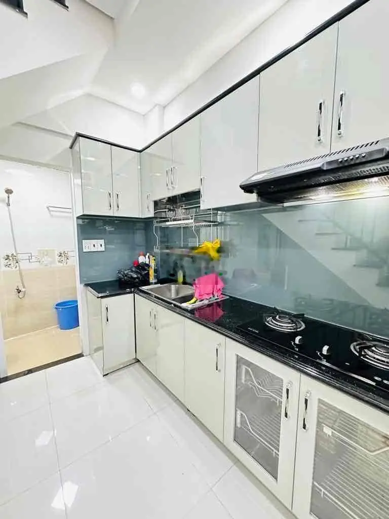 Nhà mặt tiền đường Sư Vạn Hạnh, P.9, Q.10, DT: 65m2, 3 tầng