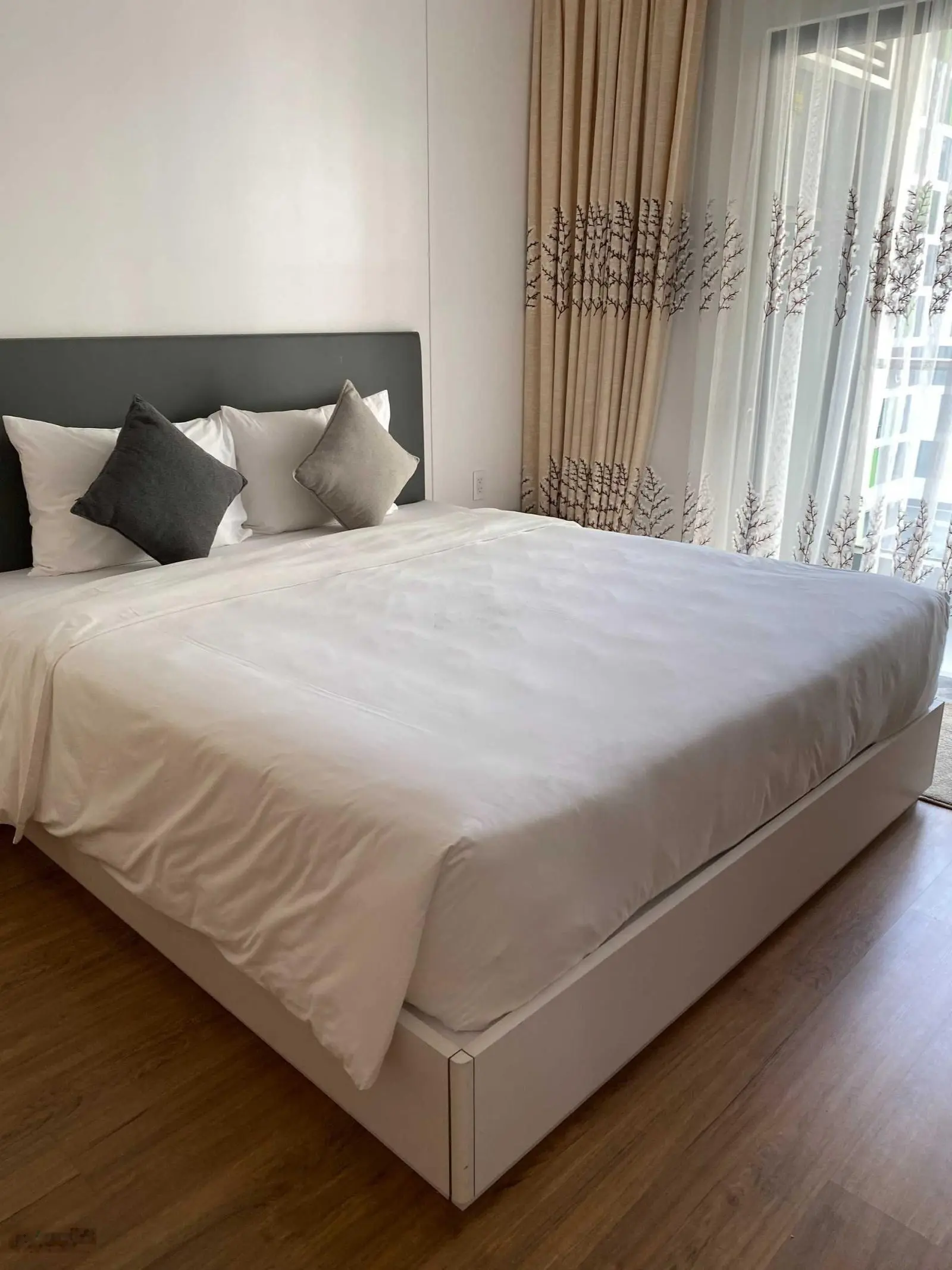 Cần bán chung cư Sacomreal-584 - Tân Phú. DT: 100m2, 3PN, 3WC. Giá: 3,3tỷ. Sổ LH 0907 909 *** Hùng