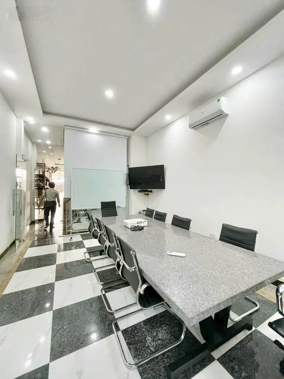 Bán nhà mặt tiền đường số 11, Phường Trường Thọ. Nhà 1 trệt 3 lầu có 5PN 5WC đang cho thuê