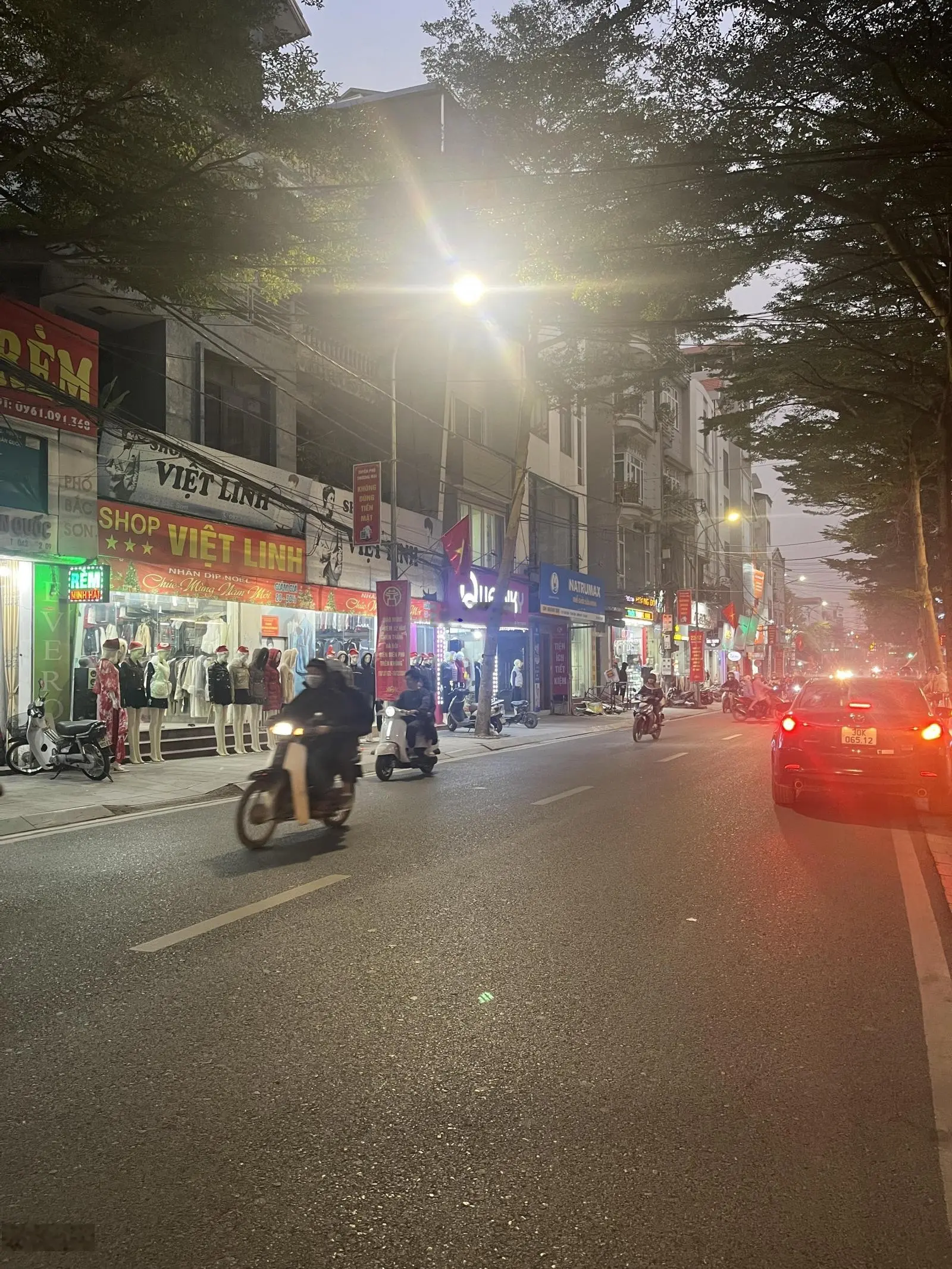 Siêu hiếm, trung tâm thị trấn Chúc Sơn, Chương Mỹ 70m2, 2T, hơn 10 tỷ, vỉa hè, ô tô kinh doanh