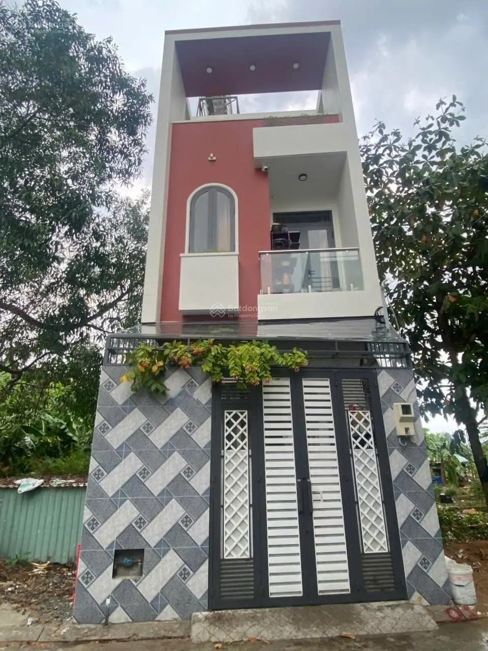 Bán nhà mới đã hoàn công 3pn 3wc 2 ban công. Hẻm xe hơi - Quận Thủ Đức