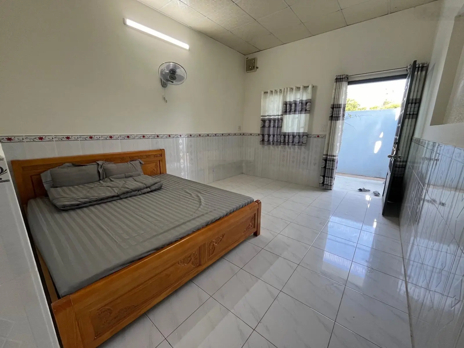Bán lỗ căn nhà nghỉ 2 mặt tiền đường Tỉnh Lộ 328. DT 540m2, cách biển Hồ Tràm 3km