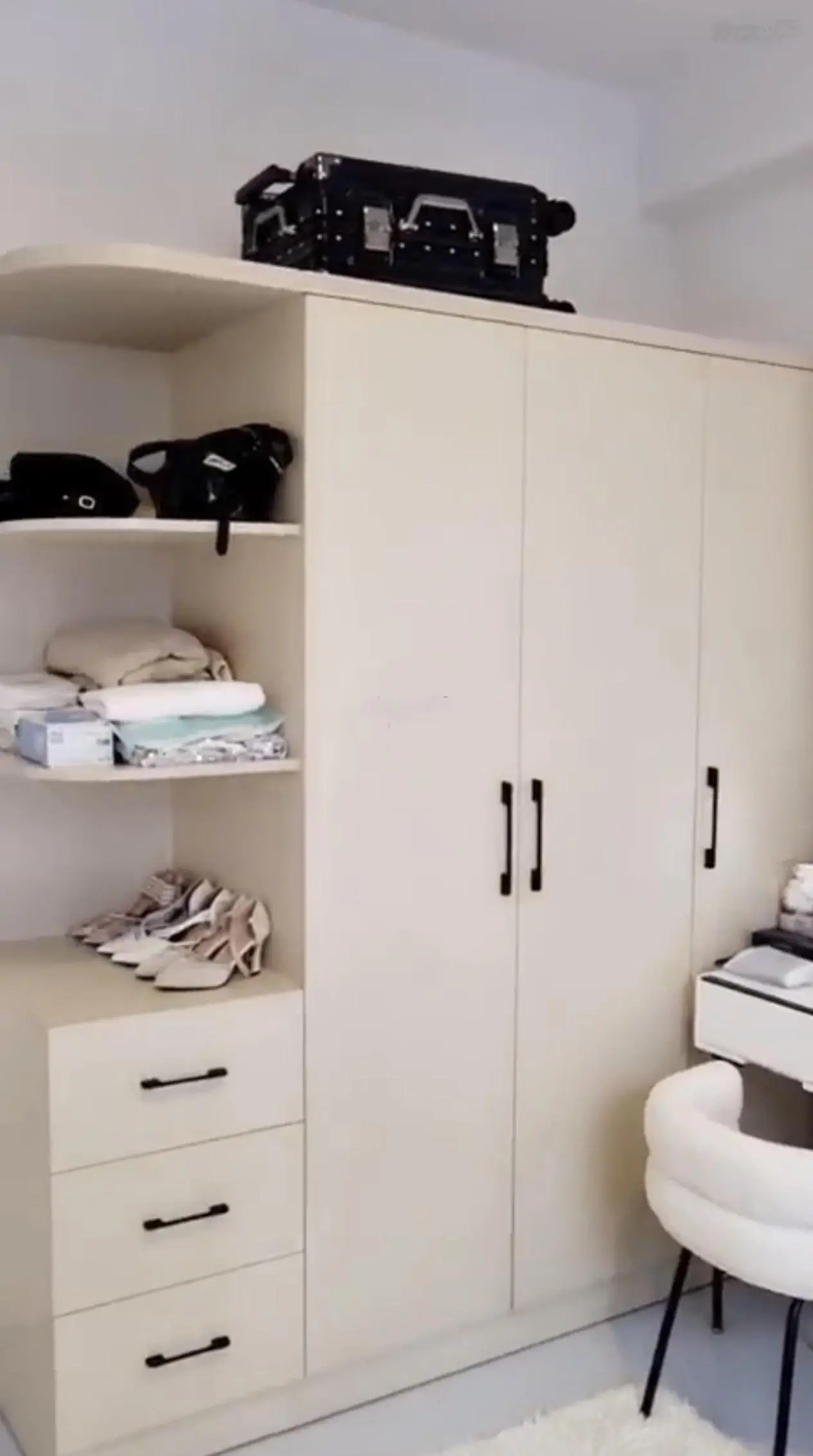 Bán Căn hộ Soho Residence, 2PN, 1WC, 60m2, full nội thất, giá: 6 tỷ 2, liên hệ: 0908 435 ***