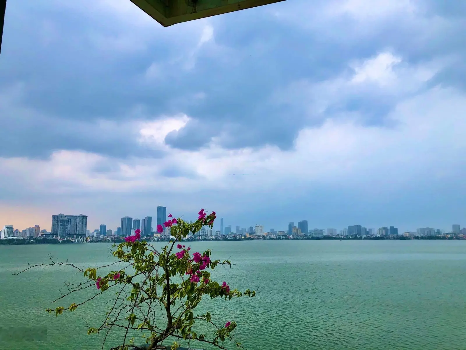 Cần bán nhà mặt phố Xuân La, Quận Tây Hồ. DT sổ đỏ 320m2 x MT 10m. Vị trí lô góc đẹp - vỉa hè rộng