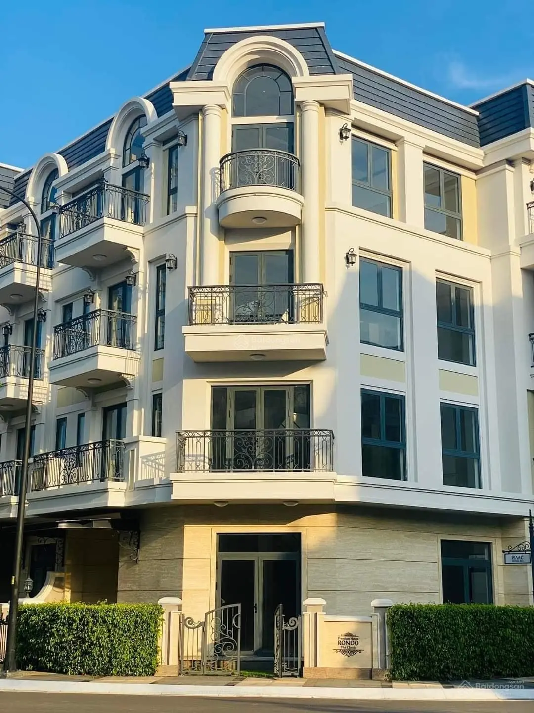 Bán Biệt Thự Góc 2 Mặt tiền Khu Comput 12x18 xây 1 trệt 3 lầu Giá 31ty TL