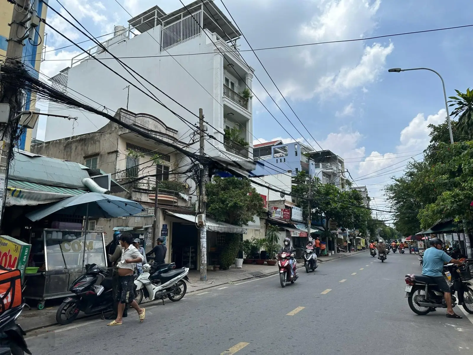 Chính chủ bán nhà mặt tiền đường Nguyễn Hữu Tiến, DT 6,5mx18m, nhà cấp 4, vị trí kinh doanh sầm uất