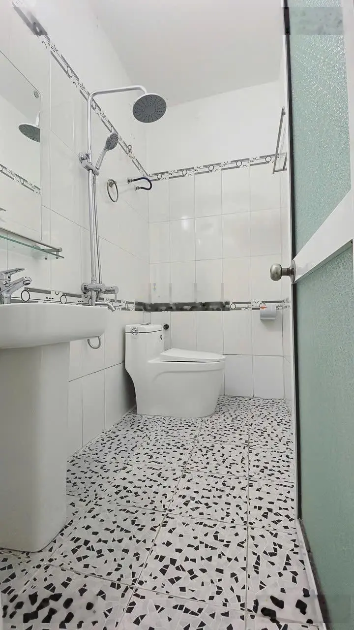 Bán nhà 4 tầng sân cổng phố Thiên Lôi gần Aeon