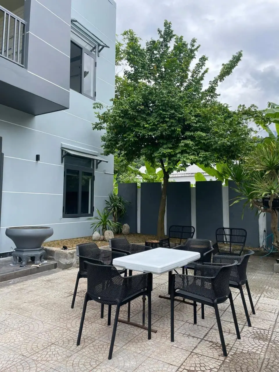 Nhà sân vườn view đầm ngay thị trấn Lăng Cô tuyệt đẹp, ngang rộng 12m, full nội thất