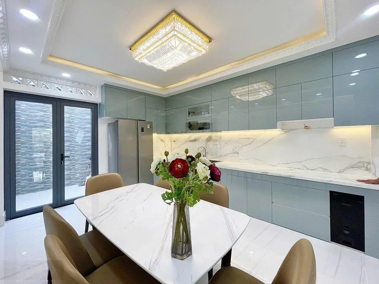 Ngộp! Bán gấp siêu phẩm nhà 109m2 x 5 tầng, QL13 Ngay Vạn Phúc City 9.9 tỷ