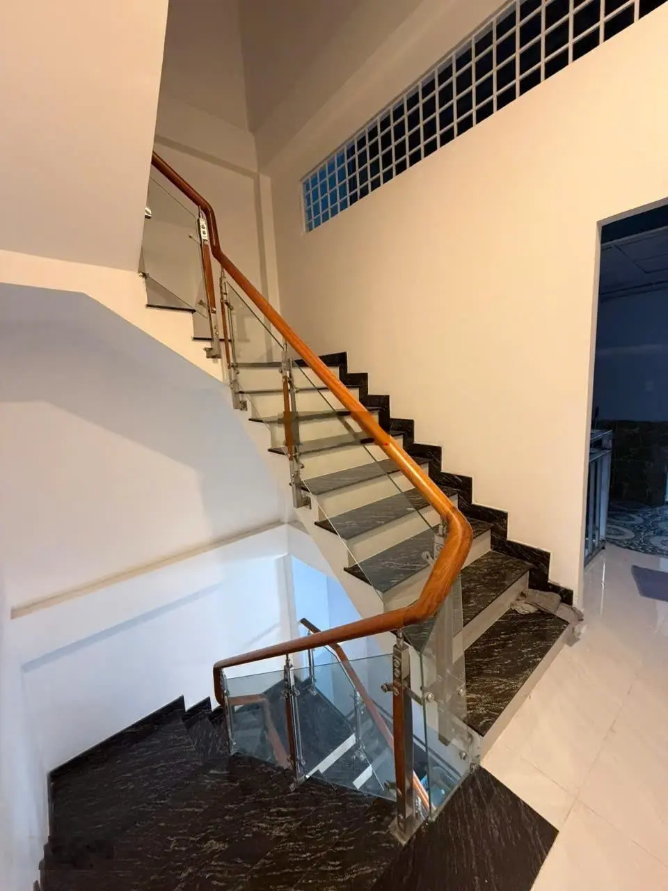 Ngộp Bank Giảm Giá 4,5tỷ Bán Nhà 126m2 Cạnh Mặt Tiền Lạc Long Quân Tân Bình 4PN Gía 11,5 Tỷ.