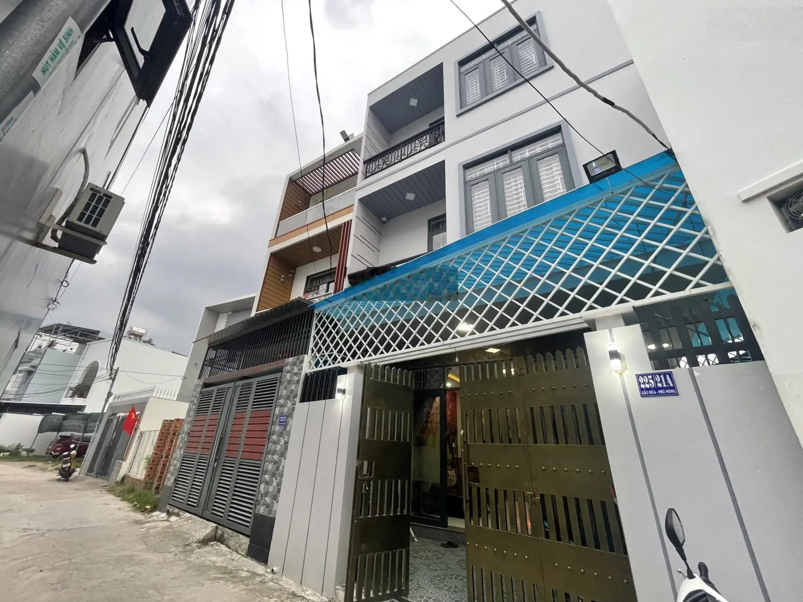Bán căn nhà 3 tầng nằm cách khu đô thị Vĩnh điềm trung 500m , đường ô tô