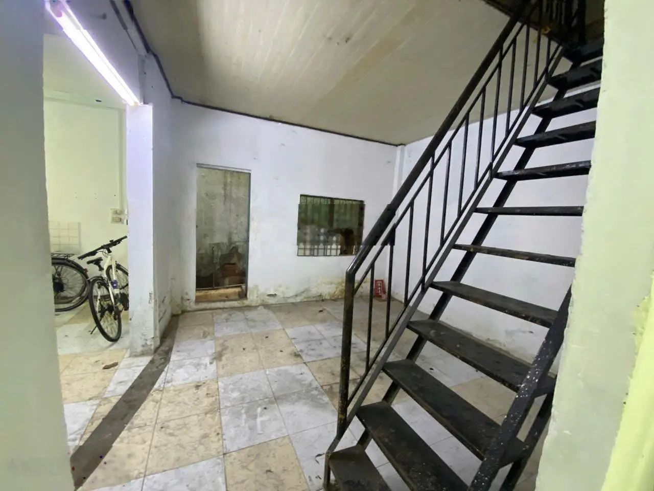 Nhà bán hẻm 4m xe hơi tới cửa nhà. Đường Ông Ích Khiêm. DT: 87m2 đất