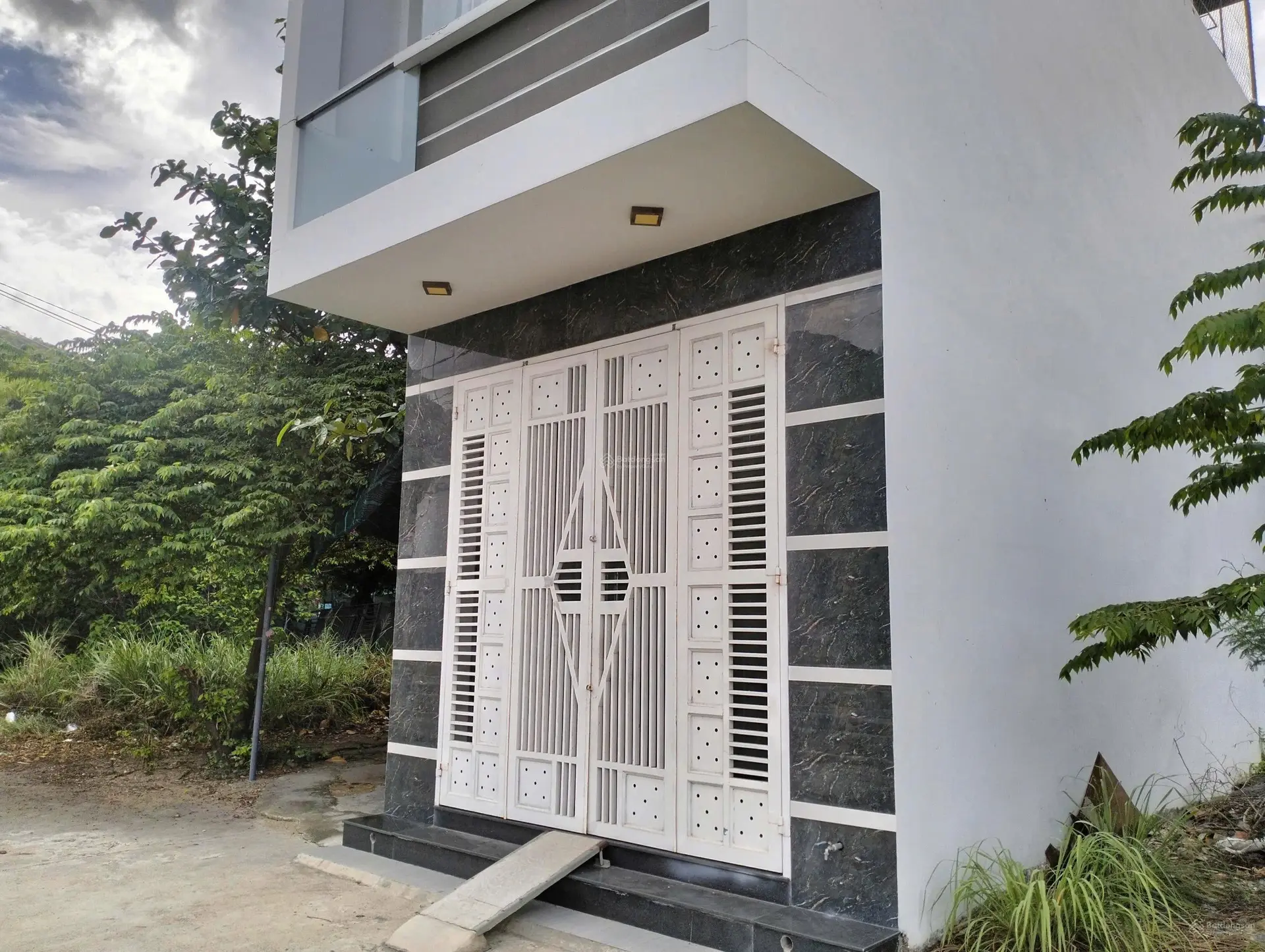 Bán nhà 2 mặt tiền đường Bạch Thái Bưởi Hòn Rớ 1, Nha Trang