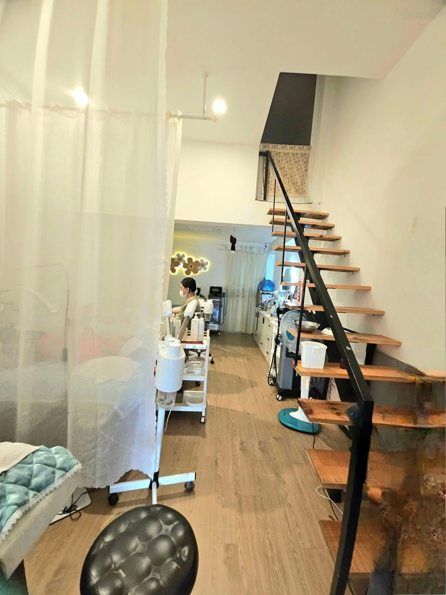 Bán nhà sổ riêng ngay trường học cấp 1,2,3 nguyễn du đang cho thuê làm spa