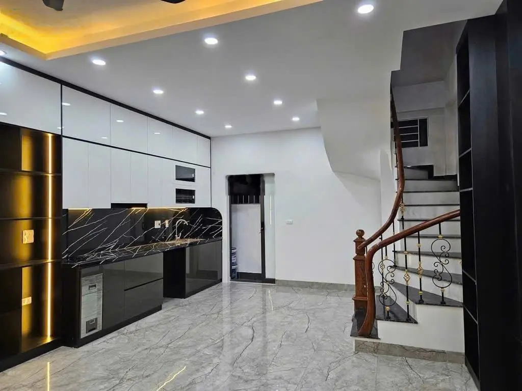 Bán nhà Chinh chủ sát hồ Đền Lừ Hoàng Mai DT 30m 6T MT3.7M giá nhỉnh 6. tỷ 0947913839