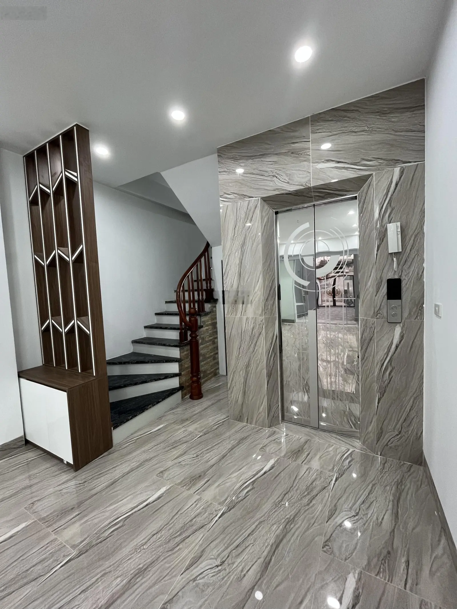 Bán nhà Thạch Bàn Long Biên ô tô 40m2 x 6 tầng thang máy full nội thất