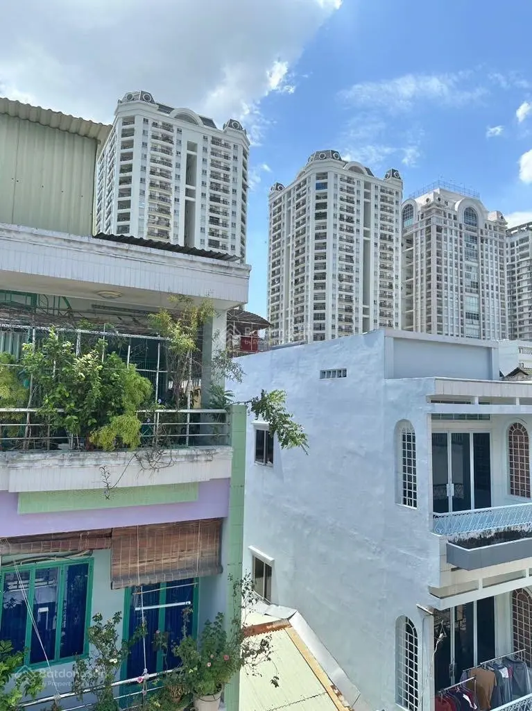 Nhà bán Lê Tung Q.11 - 4.5m x 10m - 4 tầng BTCT - nhà đẹp ở liền - hẻm xe hơi - giá 6 tỷ 200 triệu