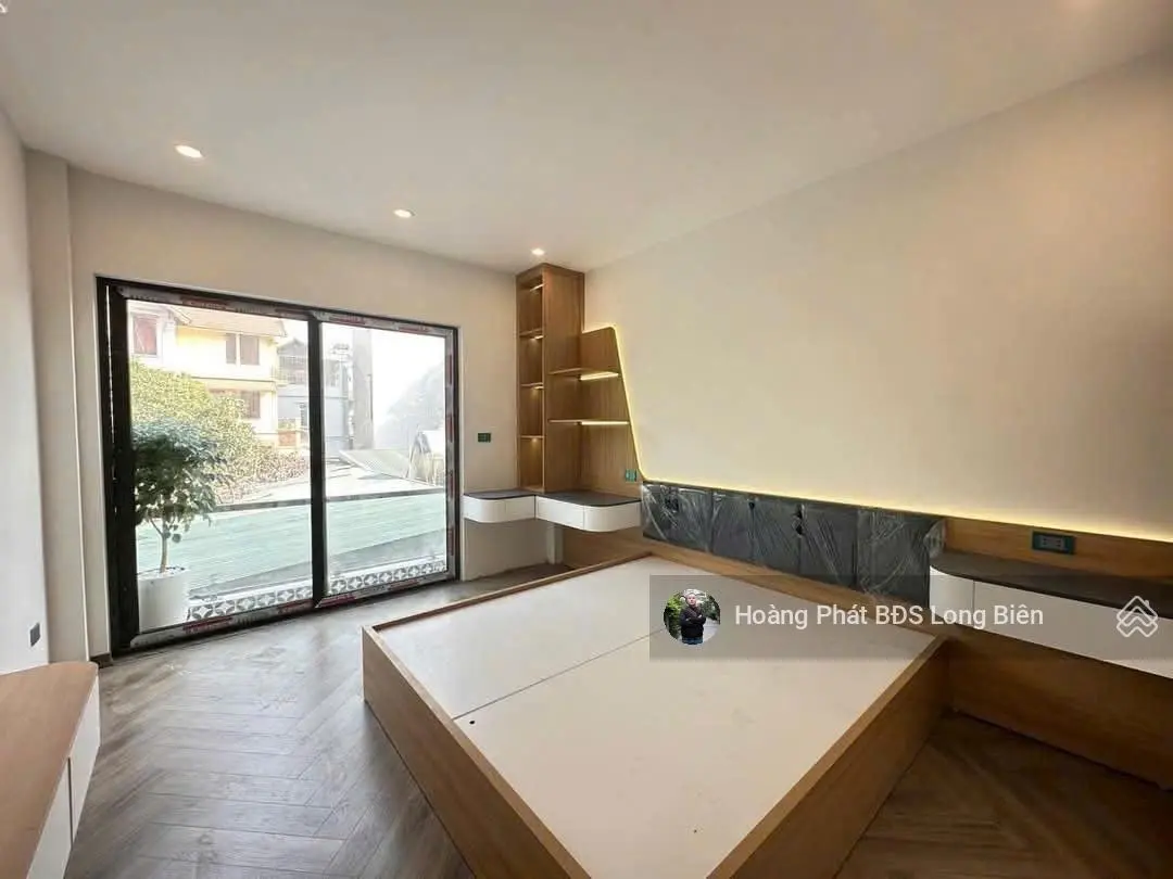 Bán nhà Long Biên. Ngõ 206 Cổ Linh, đối diện siêu thị Aeon Mall. 36m x 5T. Hơn 5 tỷ. LH 0965858116