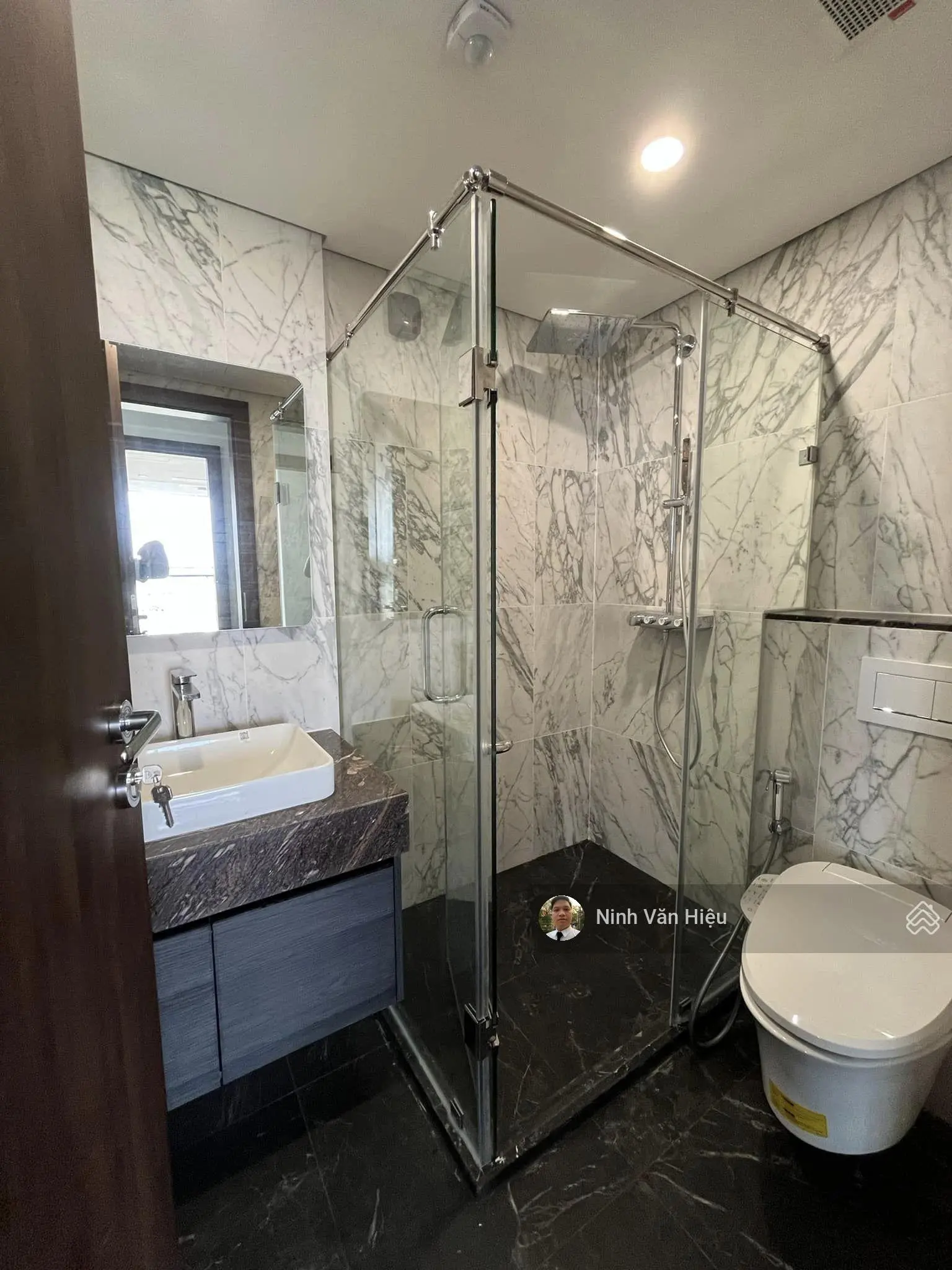 Em đang được gửi bán seri căn hộ chung cư 124m2/2PN tầng cao tại Sunshine Golden River Hà Nội.