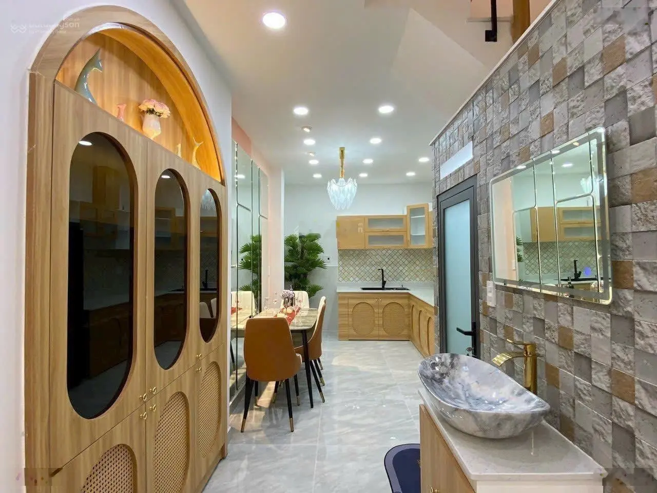 Cần bán gấp nhà Trần Tuấn Khải, P5, Q5, DT 67,5m2, gần chợ Hoà Bình, cho thuê 33tr, giá 3 tỷ 450tr.